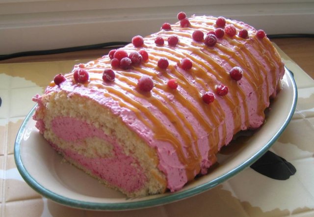 Toffeinen puolukkakääretorttu