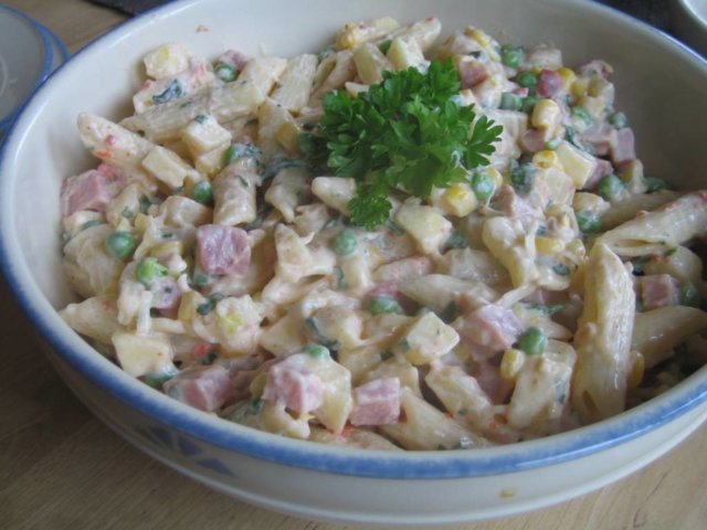 Pasta-kinkkusalaatti