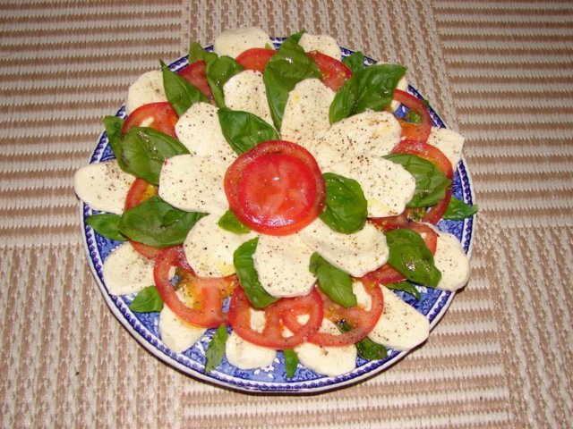 mozarella salaatti