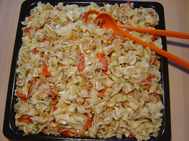 Tonnikalamakaroonisalaatti 1.