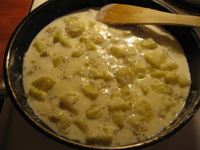Valkosipuliperunat pannulla (kypsistä perunoista)