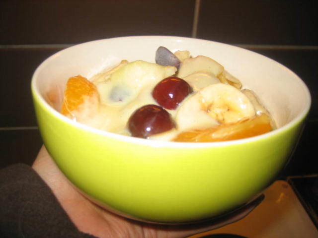 Hedelmäsalaatti & Vaniljakastike