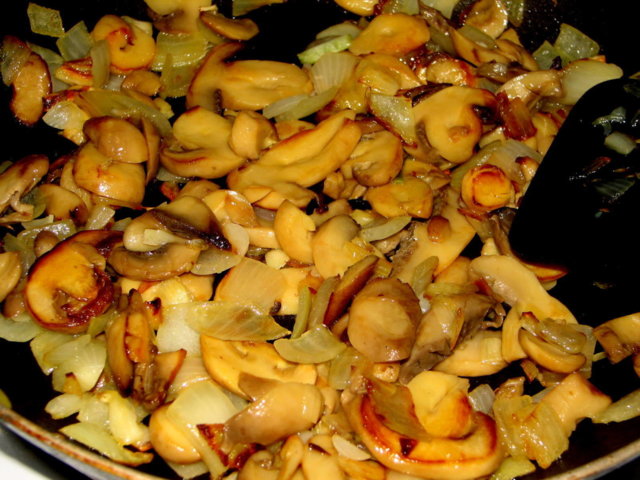 Reseptikuva: Pippuripihvit sienipedillä ja paistetut perunat 3
