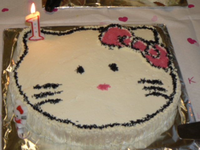 Hello Kitty-täytekakku