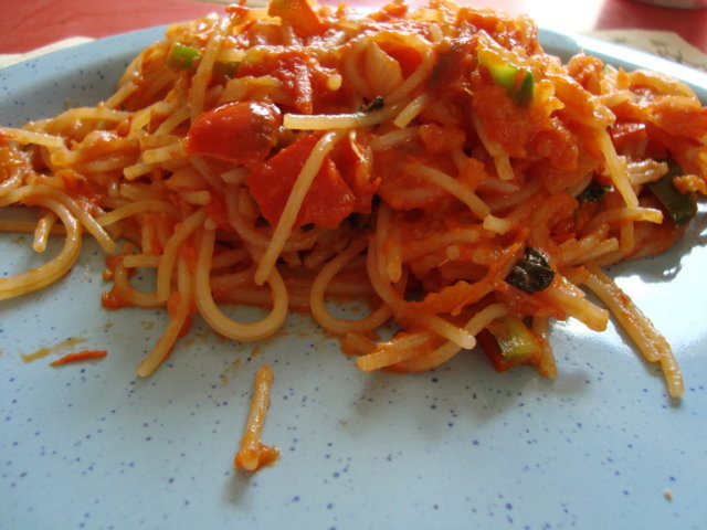 Reseptikuva: Spagetti tomaatti-basilika-paprika-valkosipulikastikkeessa 1