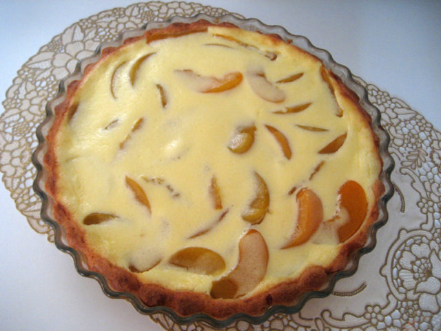 Mehukas persikkapiirakka.