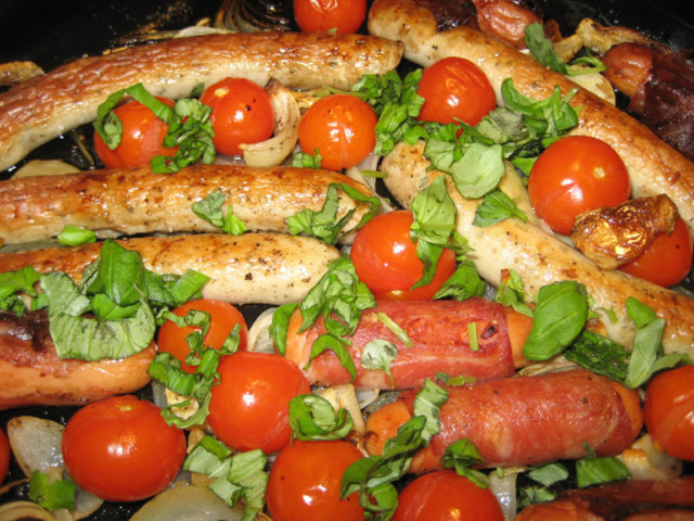 Uunissa paistettu bradwursti, kirsikkatomaatteja & balsamicoa