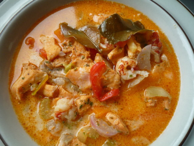 Thai-vaikutteinen karpparin kalakeitto.