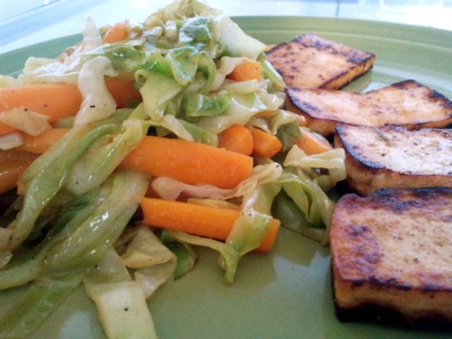 Lime-appelsiini porkkana-varhaiskaaliwokki
