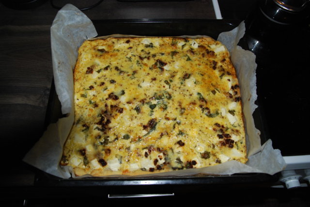 Feta-Aurinkokuivattutomaatti piirakka