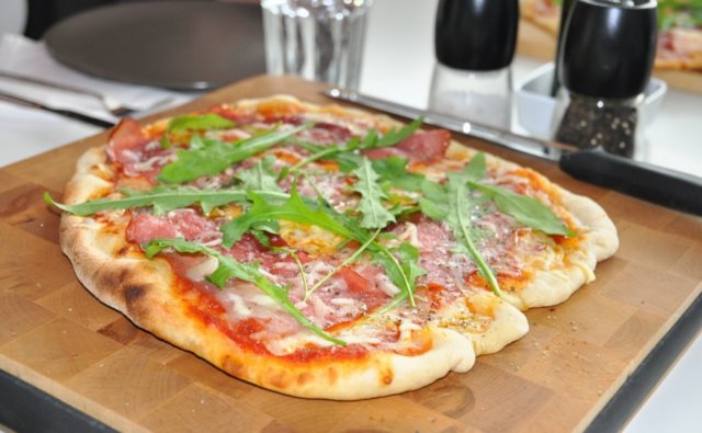 Pizza kaasugrillissä