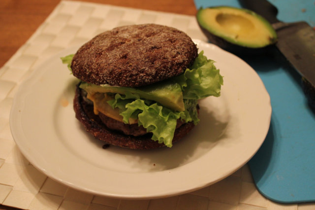 Avokado-green chili burger