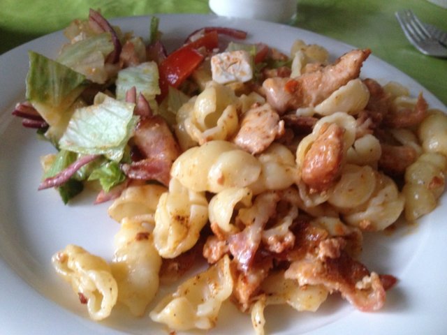Kana-pekonipasta - Resepti | Kotikokki.net