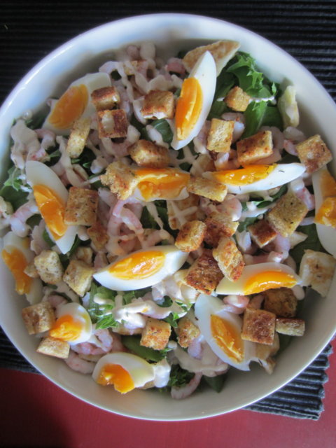 Katkarapu-halloumisalaatti