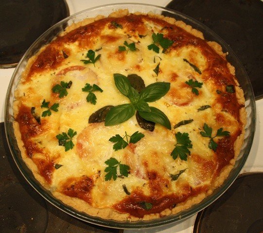 Mozzarella-pinaatti-tomaattipiirakka