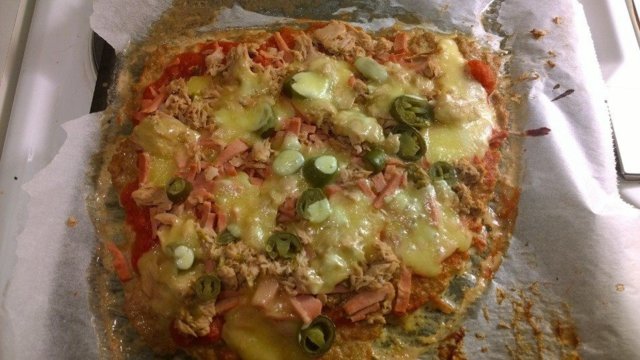 Jauhelihapizzapohja täytteineen - Resepti