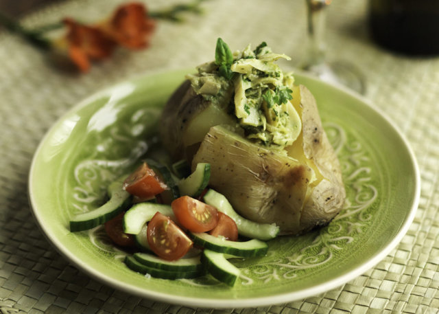 Pesto-artisokkatäyte uuniperunoille