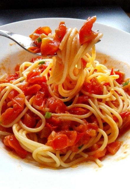 Tomaatti-voi-spagetti