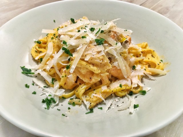Kermainen ja tulinen lohipasta