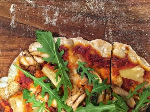 Pizzapohja ja nopea tomaattikastike