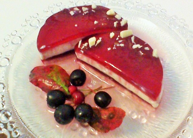 Marja-aronia- ja kermapannacotta helpolla