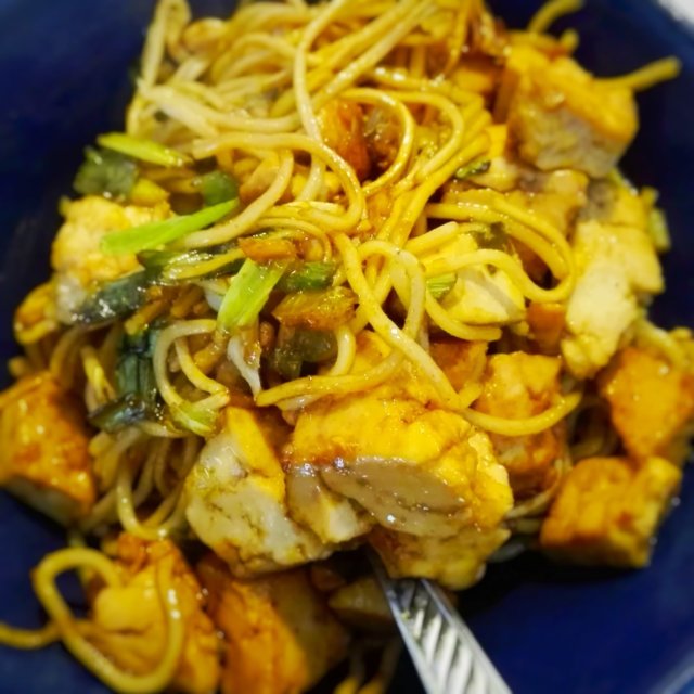 Paistettu Tofu- nuudeli