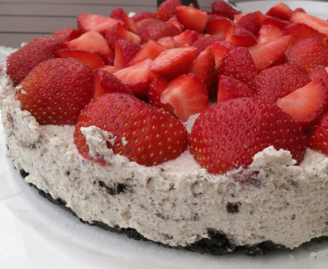 Mansikkainen cookies & cream - juustokakku