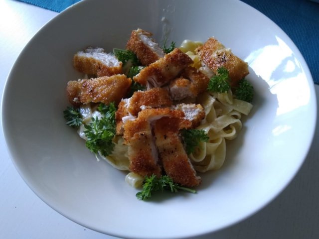 Pasta Alfredo Ja Leivitetty Kana Resepti Kotikokki Net
