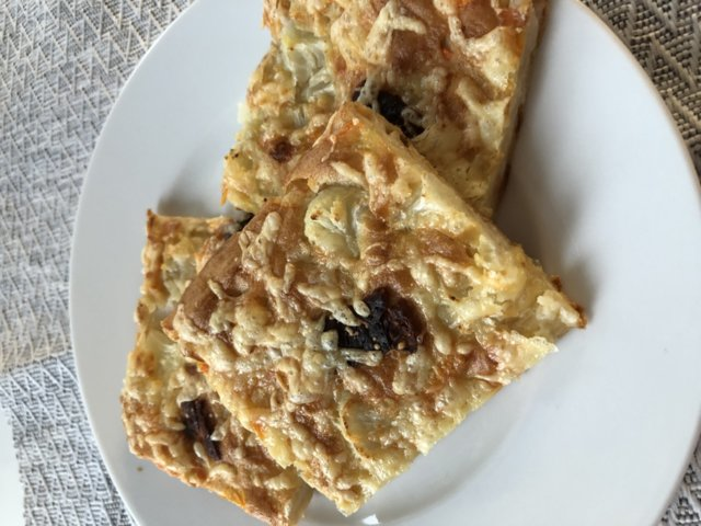 Suolainen pannukakku kasvistäytteellä