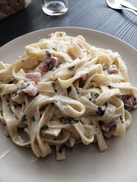 Kermainen Pekonipasta