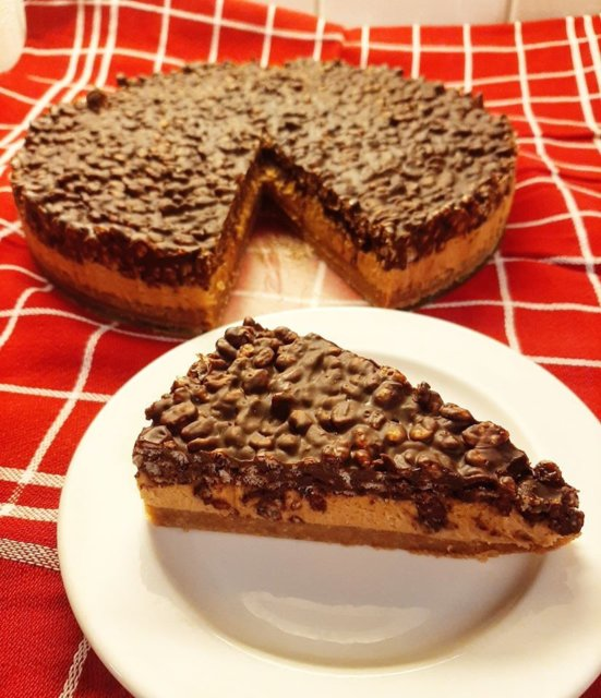 Maapähkinävoipiirakka Rice Krispies-päällysteellä