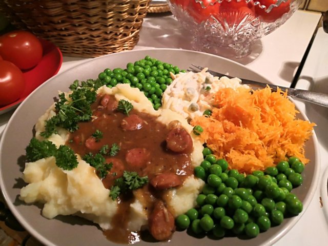 Ruskeakastike bratwurstilla