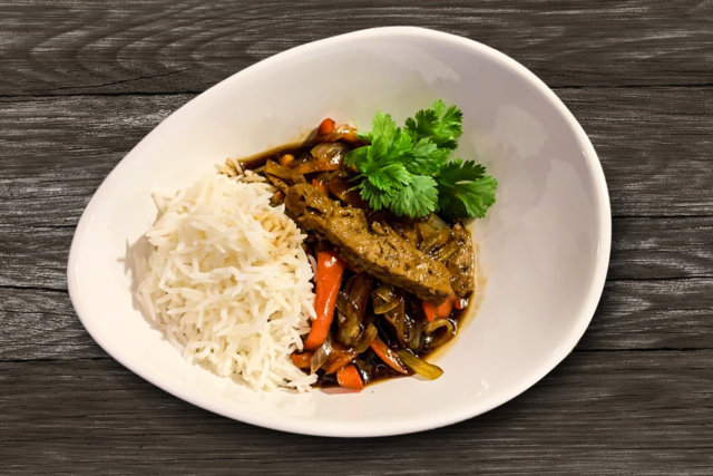 Japanilainen teriyaki-seitankastike, riisiä ja ituja