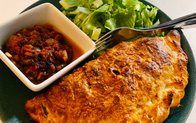 Umaminen Calzone Jauhelihatäytteellä
