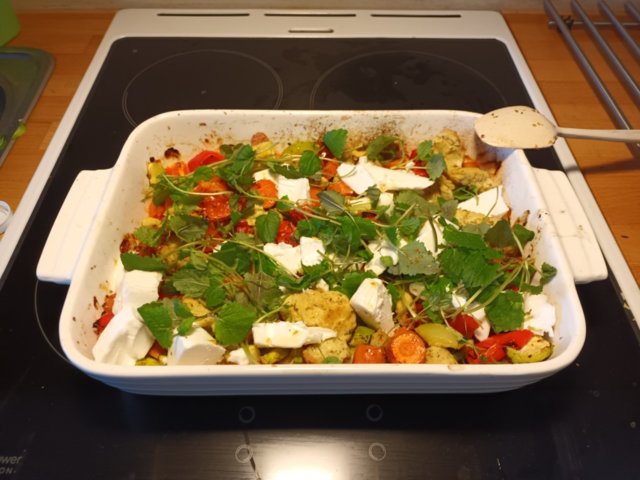 Vegaaninen feta-kana-vuoka