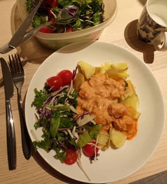 Vegaaninen ja gluteeniton nakkikastike