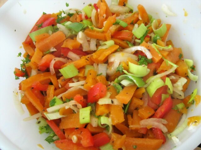 Porkkana-paprika-sipulisalaatti - Resepti