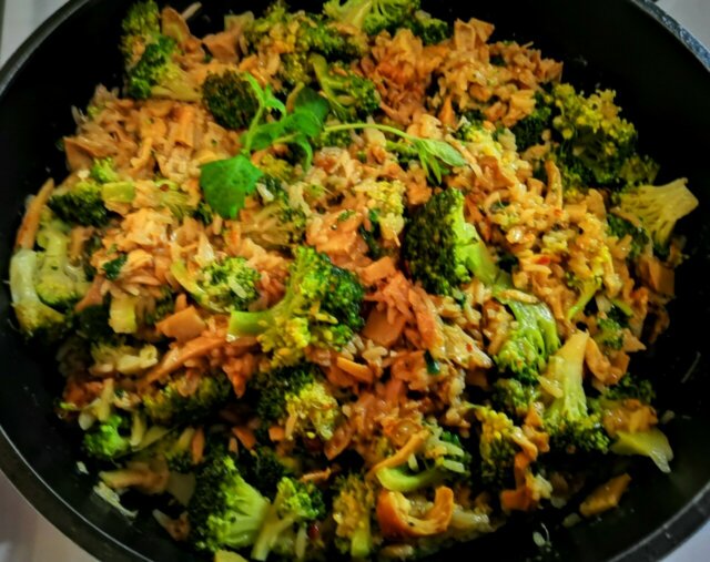 Broileri 🍗 Parsakaali 🥦 Riisi🌾 Pannu 🍳