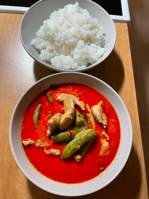 Punainen thaicurry paistileikkeellä