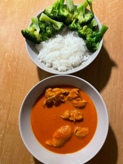 Kanaa gochujang-kookoskastikkeessa