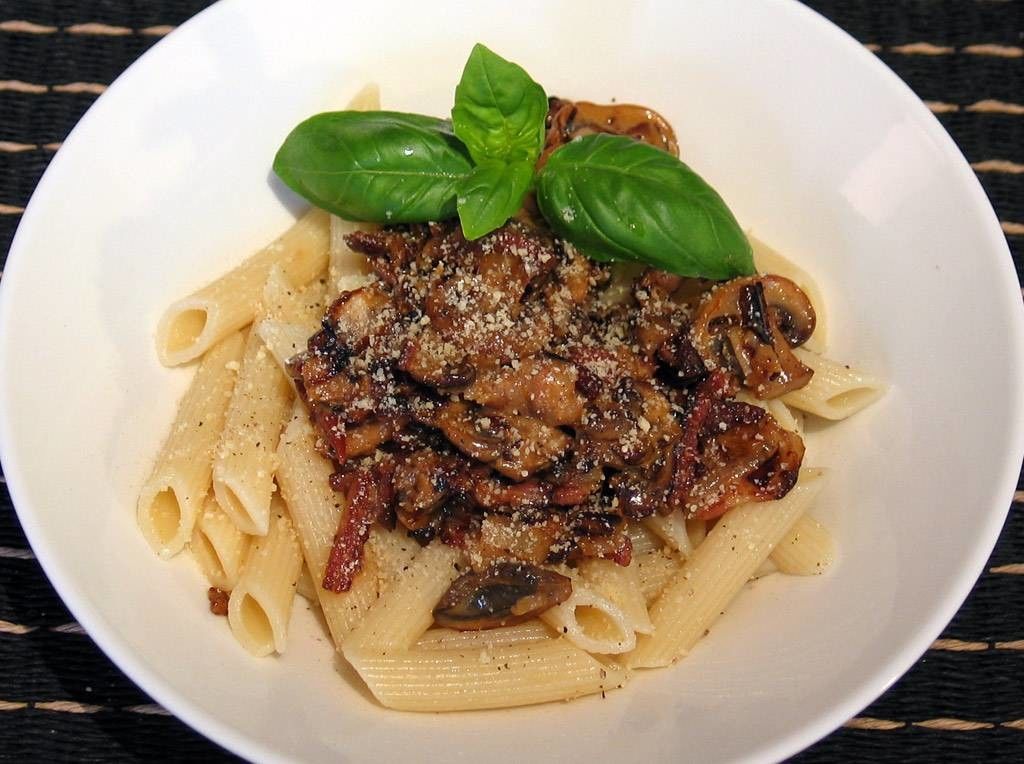 Herkkusienipekonisalamikastike Resepti