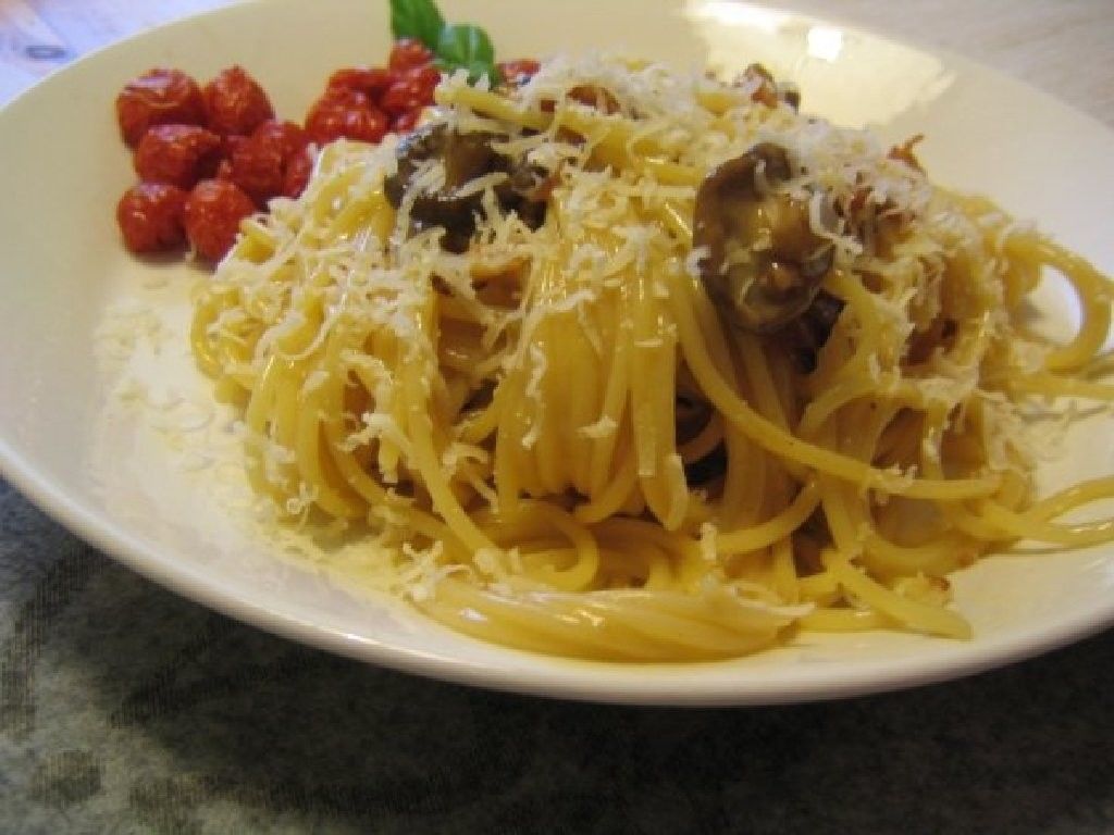 Pasta carbonara sienillä Resepti