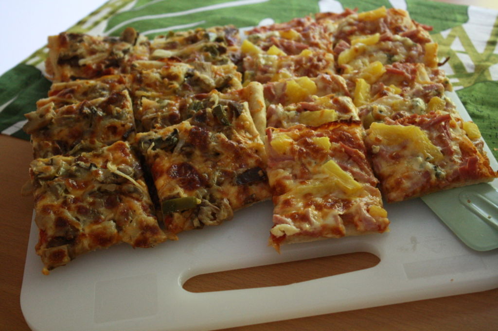Kinkku ananas aurajuustopizza Resepti