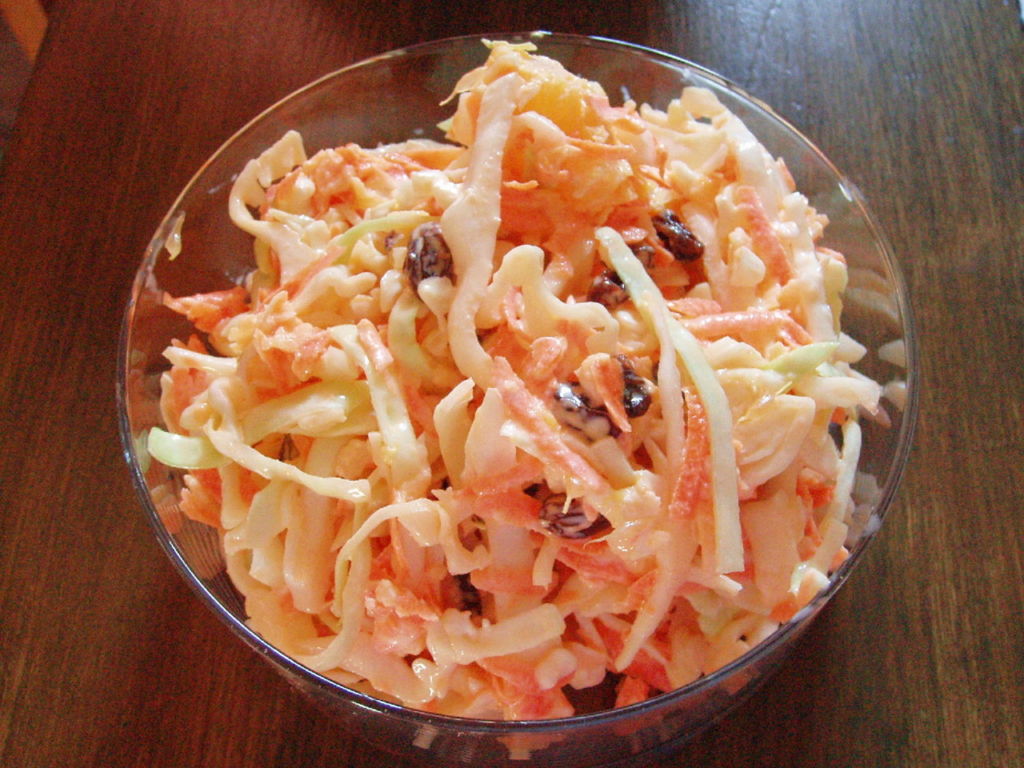 aurinkoinen-coleslaw-salaatti-resepti