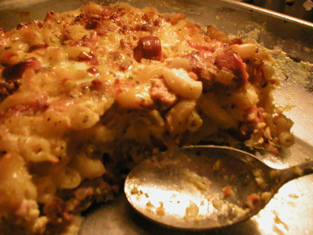 lihamakaronilaatikko-nakeilla-resepti