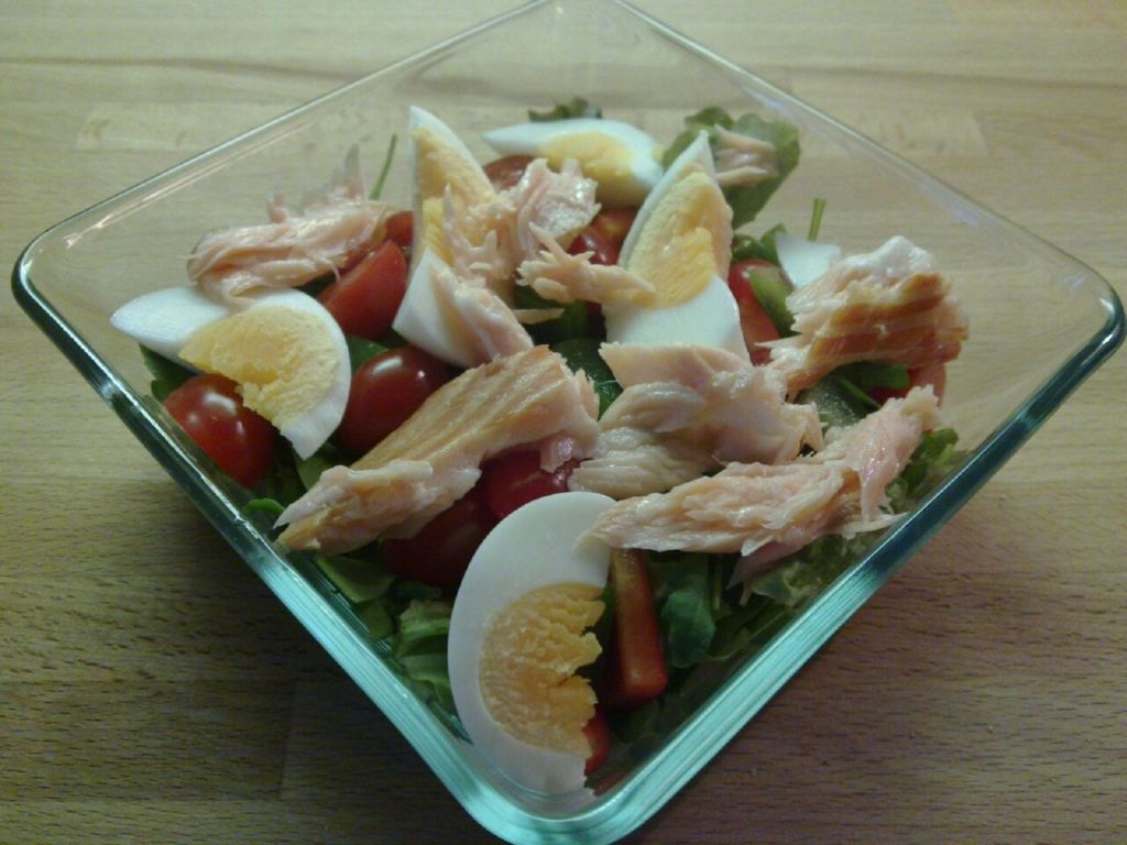 Ruokaisa savulohisalaatti Resepti