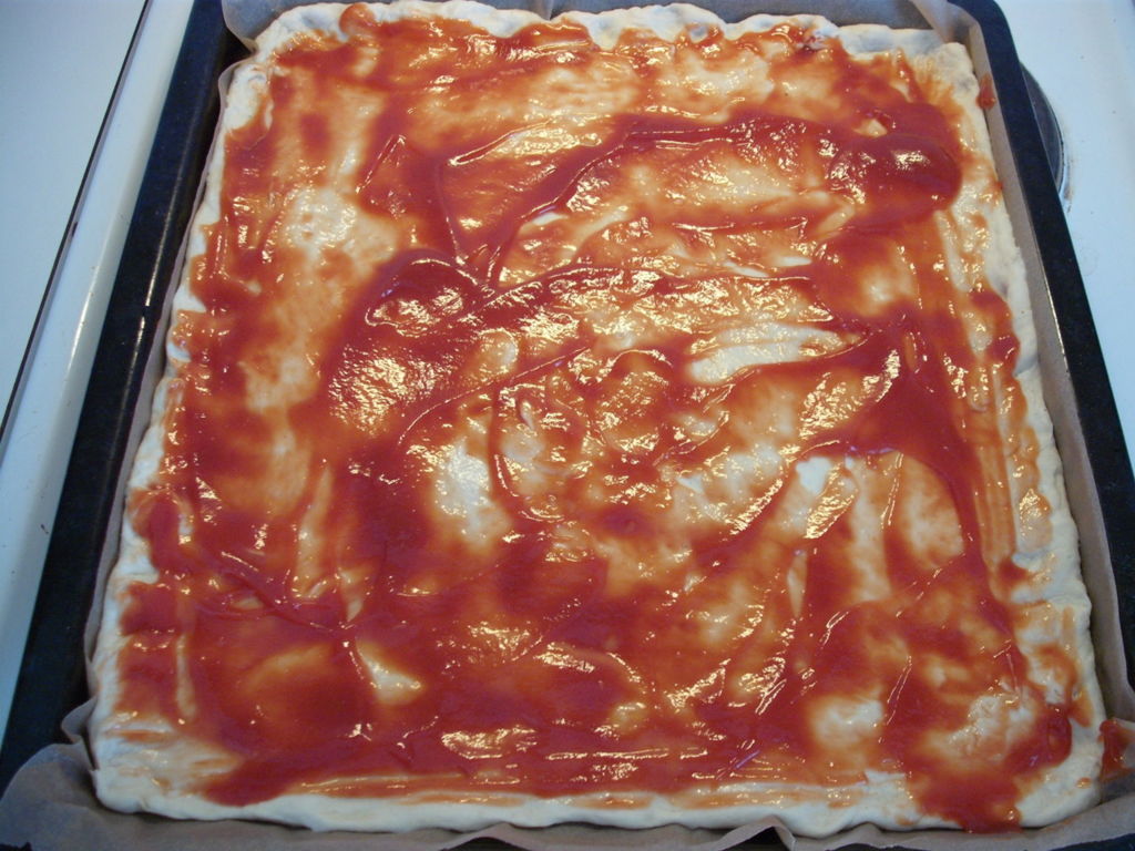 MEHEVÄ TUHTI PIZZA ( pellillinen ) - Resepti