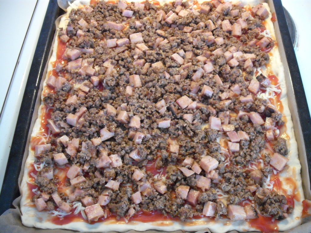 MEHEVÄ TUHTI PIZZA ( pellillinen ) - Resepti