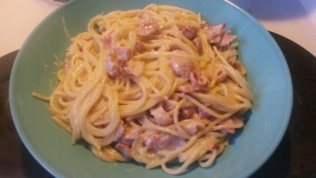pekoni-aurajuusto-pasta-resepti