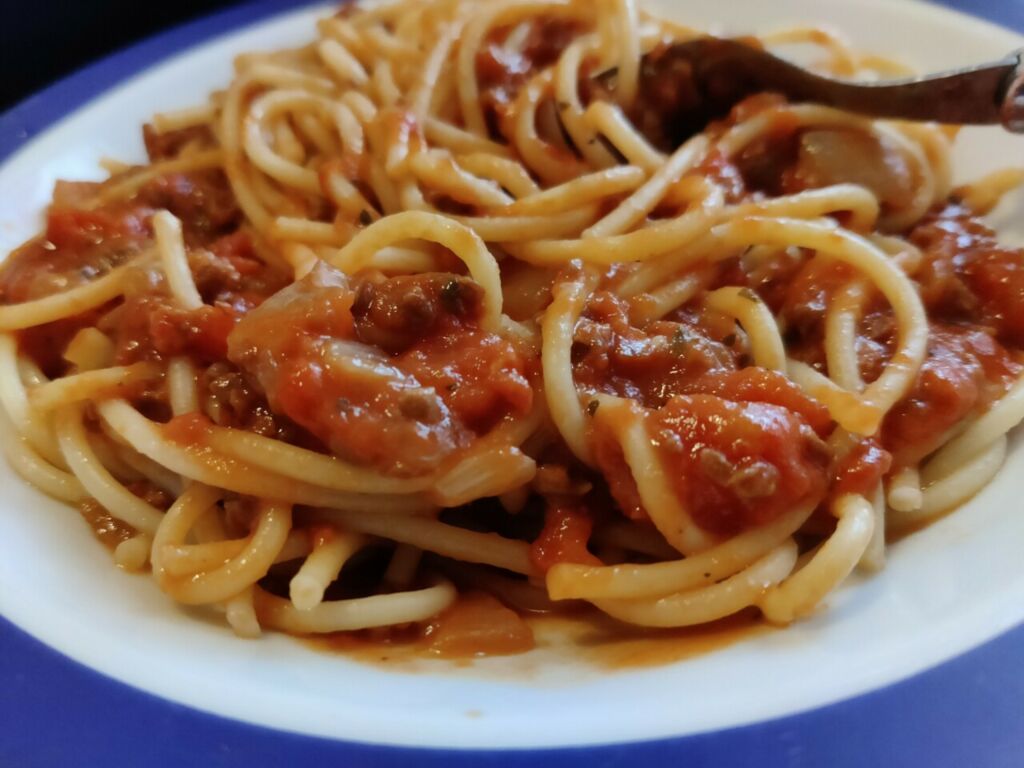 Pasta bolognese soijarouheesta Resepti